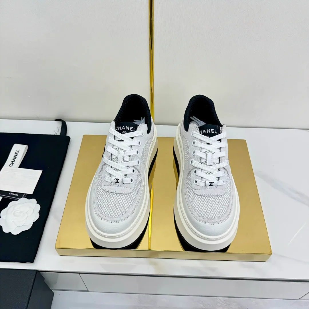 👟👟Ex-factory price 600👟👟 Upgraded version, upgraded version, upgraded version! No rebuttal accepted! ! ! ! Chanel Chanel panda shoes! 2025 counter's top casual sports shoes. This classic design; the upper is electro-embroidered with a variety of techniques; the outsole is fashionable and sporty; the unusual inclusion of a variety of color matching elements... The diversified mix and match is very good-looking and versatile, and can be used for leisure, fashion, sports, and outdoor... ꫛꫀꪝ Go➫ Materials: ❶Upper made of: original imported first-layer silk cowhide + original waterproof cloth + original first-layer cowhide ❷Inner lining: Original Yangli+Net ❸Outsole based on: Original TPU combination outsole Counter boutique packaging complete set for women 35–41 👉 👉 👉 👉 👉
